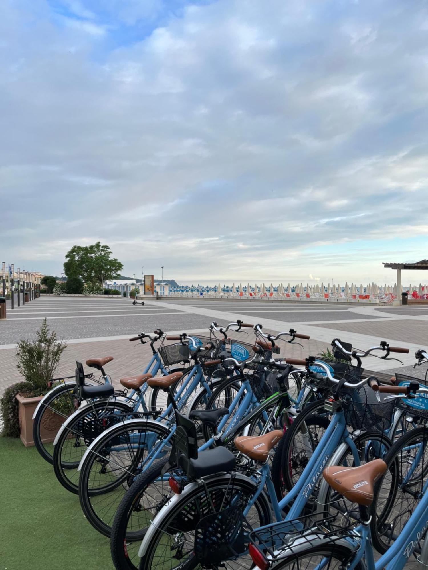 Astoria Ξενοδοχείο Πέζαρο Εξωτερικό φωτογραφία