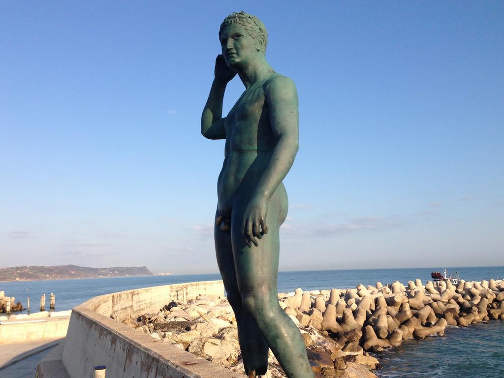 Astoria Ξενοδοχείο Πέζαρο Εξωτερικό φωτογραφία