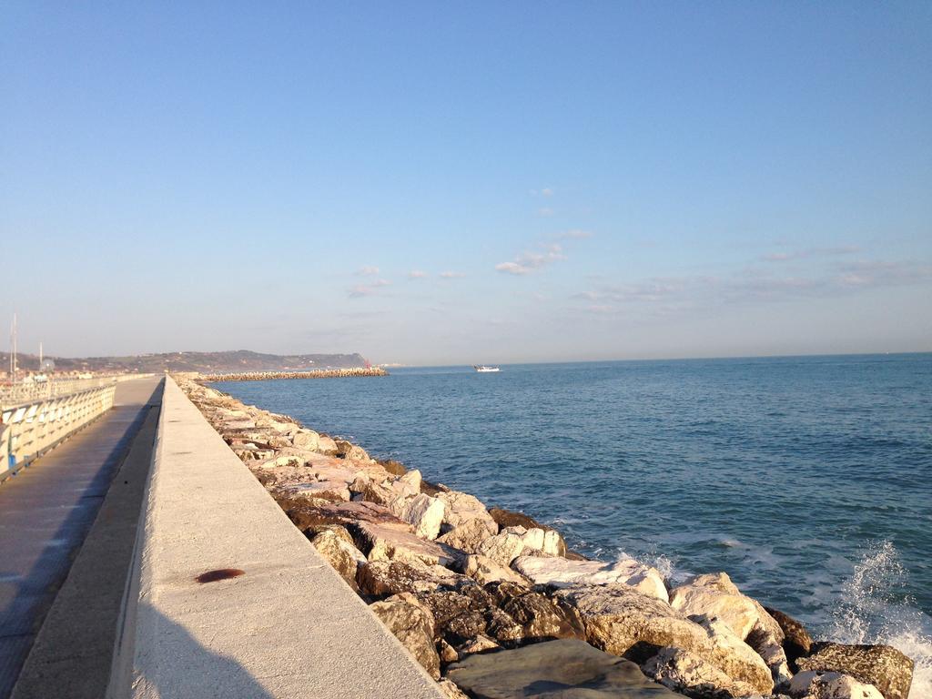 Astoria Ξενοδοχείο Πέζαρο Εξωτερικό φωτογραφία