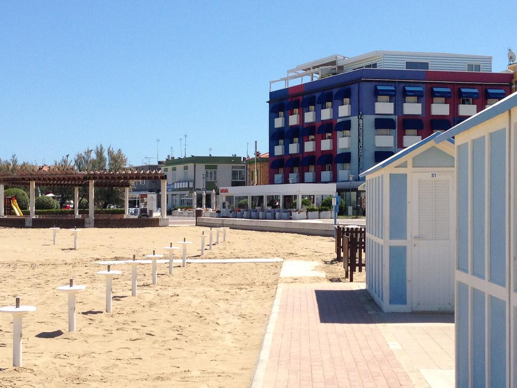 Astoria Ξενοδοχείο Πέζαρο Εξωτερικό φωτογραφία